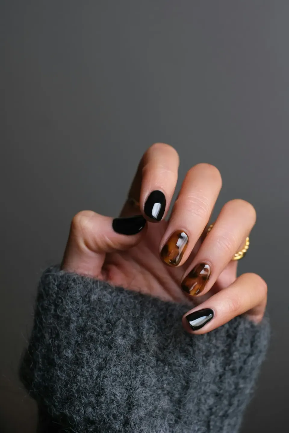 Nail art em tons terrosos
