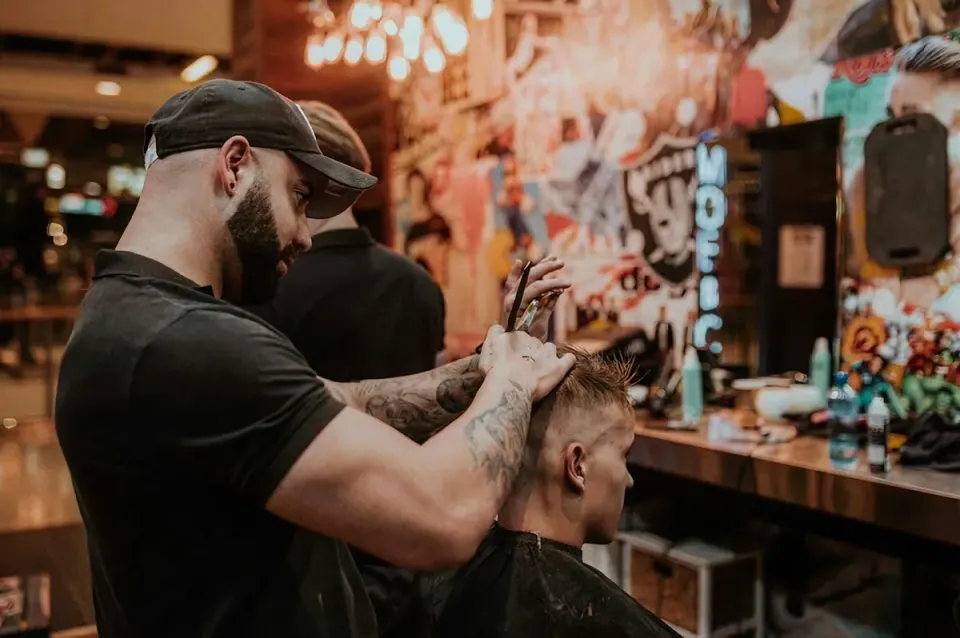 Corte na tesoura e máquina
